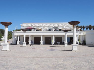 CAPE SPARTEL, FOOCCO Nisan 2019: Sıcak, güneşli yaz gününde açık mavi gökyüzü olan Herkül Mağaraları yakınlarındaki Afrika turistik alanının beyaz binaları.