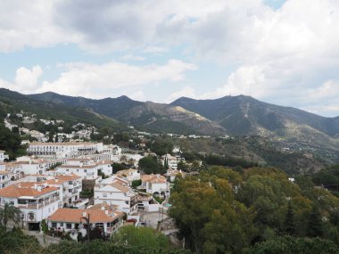 İspanya 'nın dağlık bölgesindeki Avrupa Mijas şehrinin 2019' da güneşli bir bahar gününde bulutlu mavi gökyüzü.