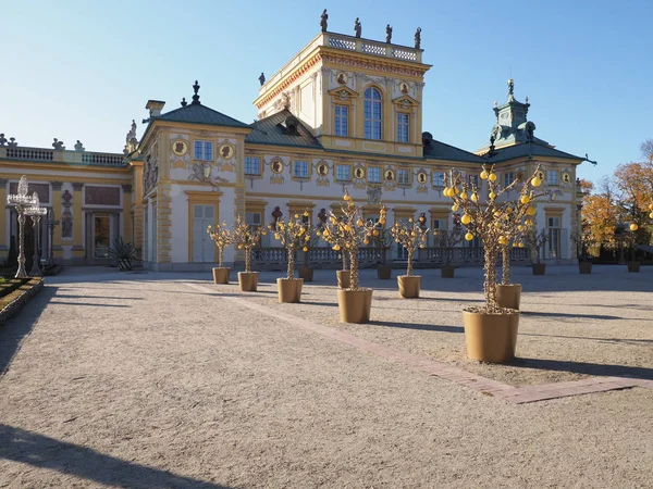 Pátio principal e exterior do palácio na capital europeia de Varsóvia, Polônia, em 2018, em outubro — Fotografia de Stock