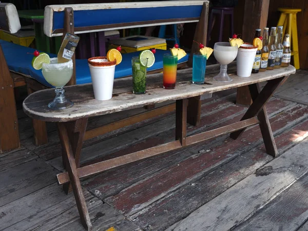 Panca in legno con bevande su tortugas playa al Mar dei Caraibi nella città di Cancun a Quintana Roo in Messico — Foto Stock