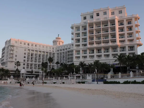 Vista panorámica a los edificios de hoteles blancos en la playa en la bahía del Mar Caribe en Cancún ciudad en México con los turistas — Foto de Stock