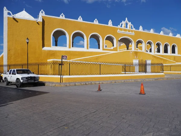 Klooster van San Antonio de Padua en straat in de stad Izamal in Mexico — Stockfoto