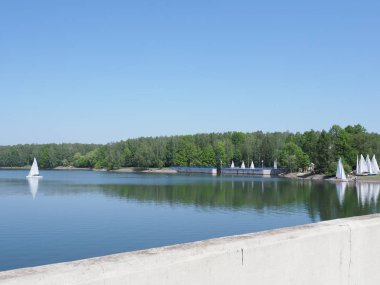 Polonya 'da yapay Avrupa Goczalkowice rezervuar manzara duvar ve beyaz Yatlar parçası