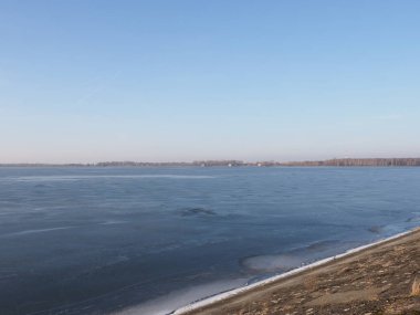 Şubat ayında Polonya 'da Avrupa Goczalkowice kentinde kıyı ve terkedilmiş dondurulmuş rezervuar manzara görünümü