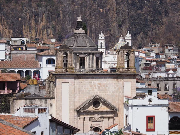 Paysage urbain de la ville historique de Taxco avec l'ancien couvent de l'église San Bernardino de Siena au Mexique — Photo