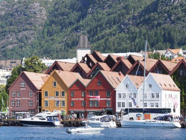 BERGEN, NORway, Temmuz 2019: Sıcak güneşli yaz gününde Avrupa şehir merkezinde renkli binalar.