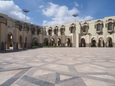 Fas 'ın Kazablanka kentindeki Hassan II Camii' nin mediatheque binası 2019 'da güneşli bir bahar gününde mavi gökyüzü..