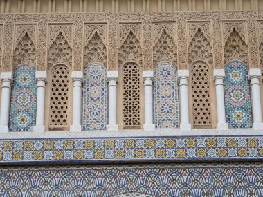 Fas'ın Afrika'nın Fez kentinde eski sarayın detayı