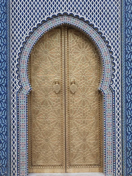 Fas'ın Afrika'nın Fez kentinde eski sarayın kapısı - dikey — Stok fotoğraf