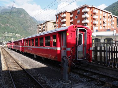 İtalya'nın Tirano kentinde istasyon ve konut emlak Kırmızı Rhaetian Tren tren