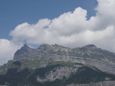 Avrupa Chamonix Mont Blanc kasabasından görülen Fransız Alpleri'nin doğal yüksek dağlar aralığı manzara