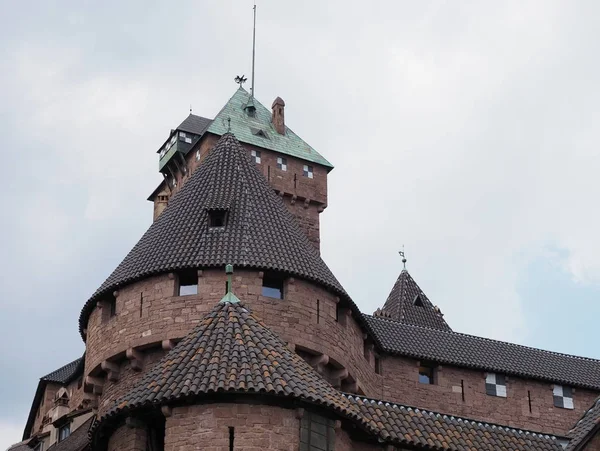 Torre de Koenigsbourg castelo em Orschwiller europeu cidade da Alsácia na França — Fotografia de Stock