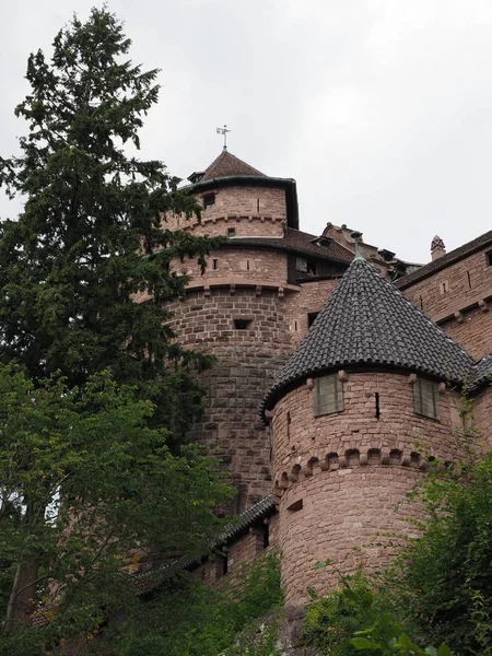 Turm des Schlosses Königsburg in der europäischen Orschwiller-Stadt Elsass in Frankreich - senkrecht — Stockfoto