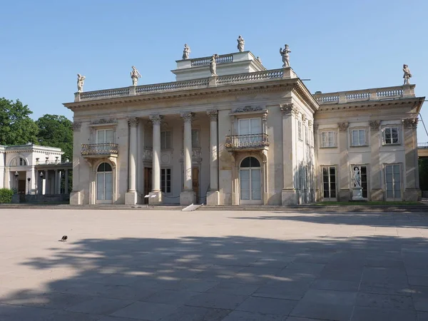 Edificio histórico en la isla en el parque de baños en Varsovia capital europea de Polonia en 2019 en junio — Foto de Stock