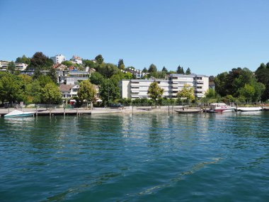 SCHAFHAUSEN, SWitness ZERLAND 2018: Ren nehri manzaralarından görülen Avrupa manzarası ılık güneşli yaz gününde açık mavi gökyüzü.