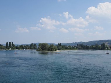 İsviçre'nin Schaffhausen kantonundaki Avrupa Stein Rhein kasabasında ki güzel Ren Nehri manzarasında tekneler