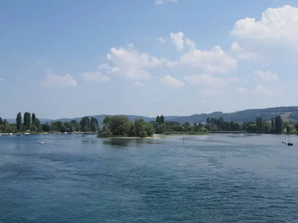 Csónakot a gyönyörű Rajna-folyó táj az Európai Stein am Rhein város Svájcban a Schaffhausen svájci kantonban — Stock Fotó