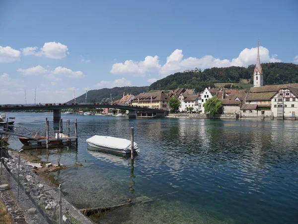 Szent Georges apátság és közúti híd a Rajna folyón a városkép az Európai Stein am Rhein város Svájcban. — Stock Fotó
