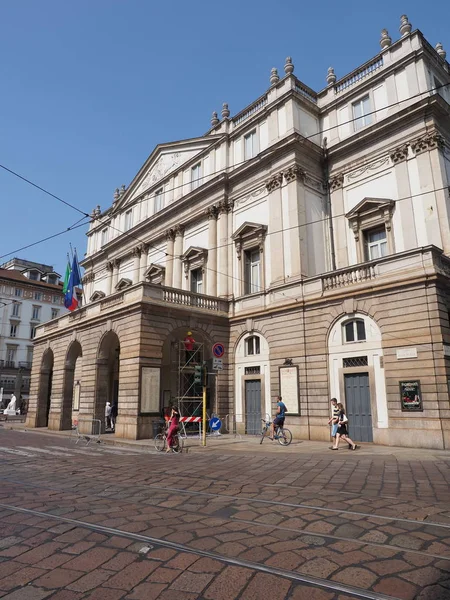 İtalya'da Milano Avrupa şehir merkezinde La Scala, Teatro alla Scala opera binası ön - dikey