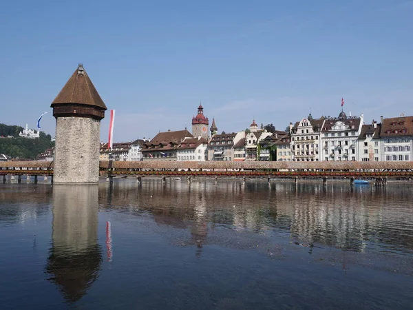 Historické budovy, mosty kaple a věž na řece Reuss v evropském Luzeršském městě ve Švýcarsku — Stock fotografie