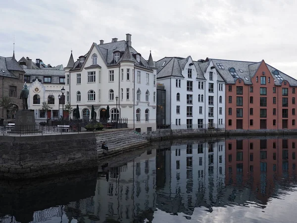 Edificios secesionistas de la ciudad europea de Alesund reflejados en el agua en Noruega —  Fotos de Stock