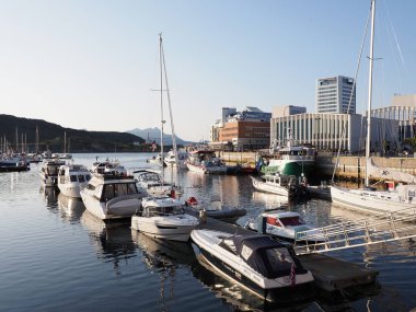 Norveç'in Bodo şehrinde yat ve teknelere manzara