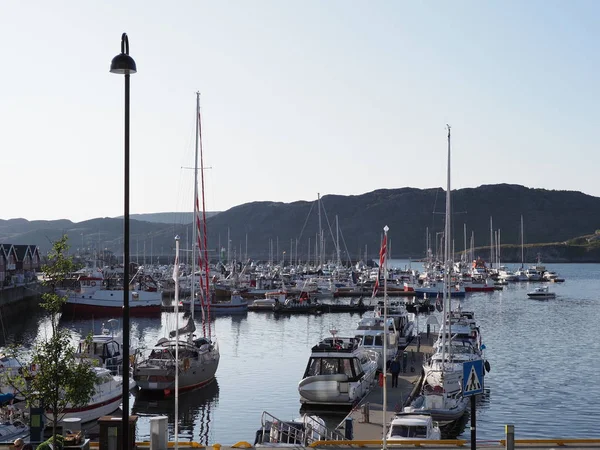 Yates y barcos en la ciudad europea de Bodo en Noruega — Foto de Stock