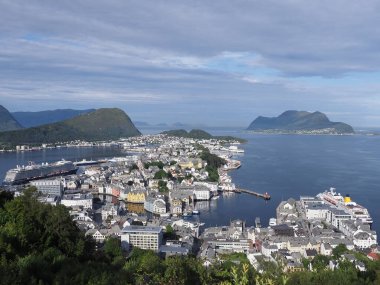 Norveç 'in Alesund kentinin şehir manzarası 2019' un sıcak yaz günü sabah saatlerinde bulutlu gökyüzü.