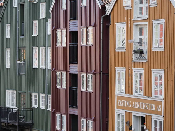 TRONDHEIM, NORWay, HAZİRAN 2019: Avrupa 'nın Nidaros şehrinde güneşli yaz gününde beyaz pencereli renkli evler.