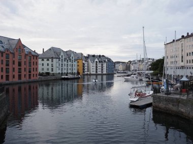 ALESUND, NORWay, Temmuz 2019: Avrupa 'nın liman ve ayrılıkçı mimarisi Romsdal bölgesindeki suya yansıdı..