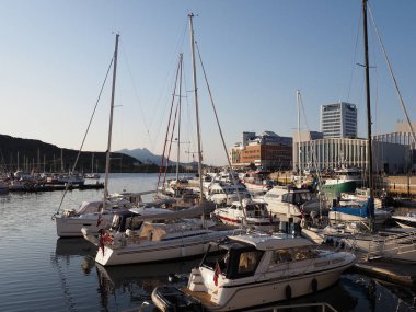 BODO, NORway, HAZİRAN 2019: Avrupa 'nın Salten bölgesindeki yat ve teknelerin güneşli yaz günü güneşli bir günde açık mavi gökyüzü manzarası.