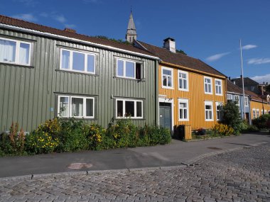 Norveç 'in Avrupa Trondheim şehrinde eski renkli ahşap binaları olan dar bir sokak.