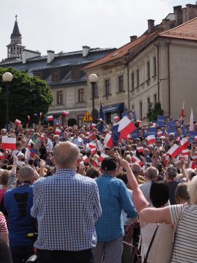 Varşova Belediye Başkanı Rafal Trzaskowski, Sivil Koalisyon partisinin başkan adayı kalabalığa dikey bir konuşma yaptı -