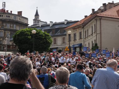 Viyana Belediye Başkanı Rafal Trzaskowski, Sivil Koalisyon 'un başkan adayı seçmen kalabalığı arasında konuştu