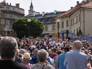 Sivil Koalisyon 'un başkan adayı Varşova Belediye Başkanı Rafal Trzaskowski kalabalığın arasında konuştu
