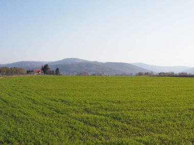 Polonya 'nın Bielsko-Biala şehrinde Silesian Beskid Dağları' na sahip Panorama, Nisan 'ın 2020' de güneşli bir bahar gününde açık mavi gökyüzü.