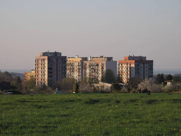 Zelená Louka Bytové Domy Evropském Městě Bielsko Biala Slezské Čtvrti — Stock fotografie