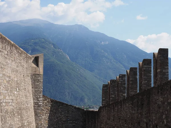 Muralla medieval de castel grande en la ciudad de Bellinzona en Suiza — Foto de Stock