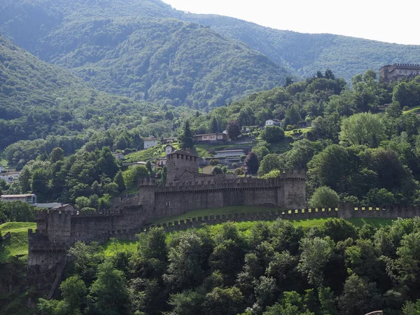Vista al castillo de Montebello en la ciudad de Bellinzona en Suiza — Foto de Stock