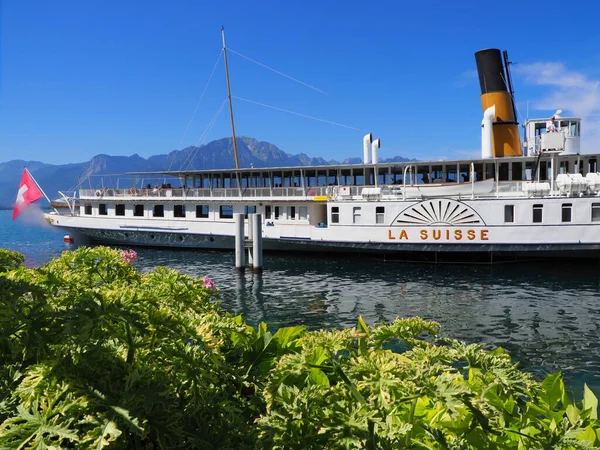 Barco a vapor com rodas de remo no Lago Leman, na cidade de Montreux, na Suíça — Fotografia de Stock