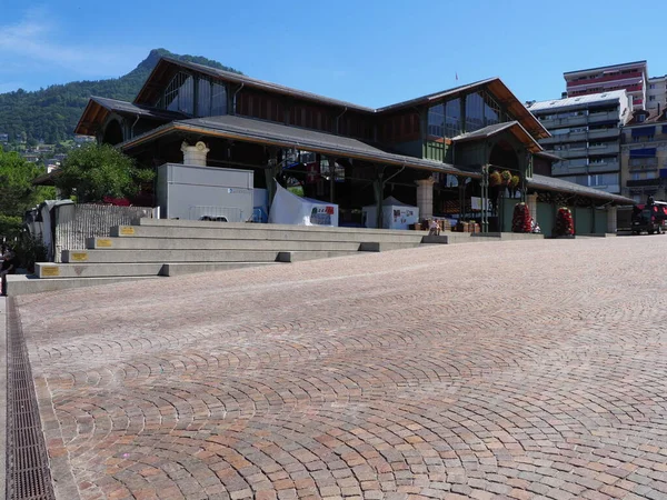 Trä saluhall byggnad i Montreux stad i Schweiz — Stockfoto