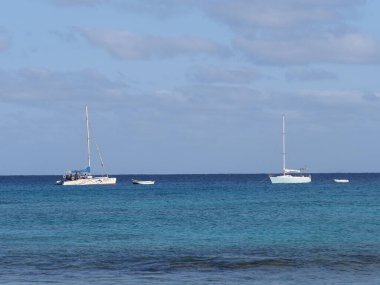 Cape Verde 'deki Sal adasında Atlantik Okyanusu' nun sularında iki yat.