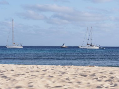 Atlantik Okyanusu 'ndaki beyaz yatlar Sal Adası, Cape Verde