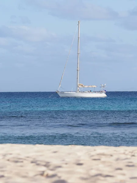 Plaża i jacht na Oceanie Atlantyckim na wyspie Sal, Wyspy Zielonego Przylądka - pionowe — Zdjęcie stockowe