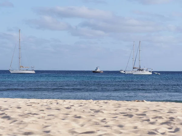 Iates brancos no Oceano Atlântico na ilha de Sal, Cabo Verde — Fotografia de Stock