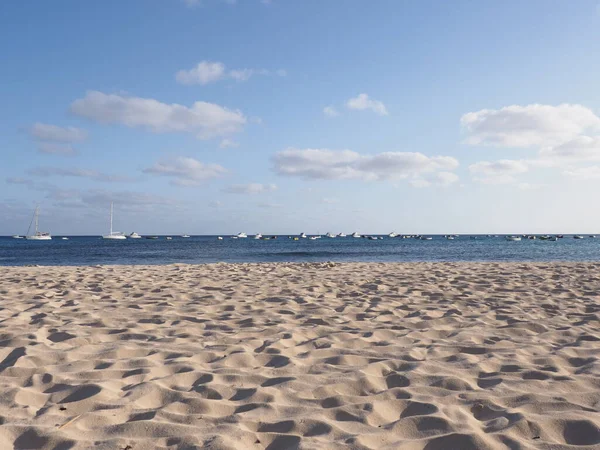 Spiaggia e yacht sull'Oceano Atlantico all'isola di Sal, Capo Verde — Foto Stock