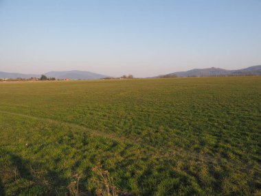 Polonya 'nın Silezya bölgesindeki Bielsko-Biala şehrindeki Silezya Beskid Dağları' nın manzaraları, Nisan 'ın 2020' sinde güneşli bir bahar günü açık mavi gökyüzü.