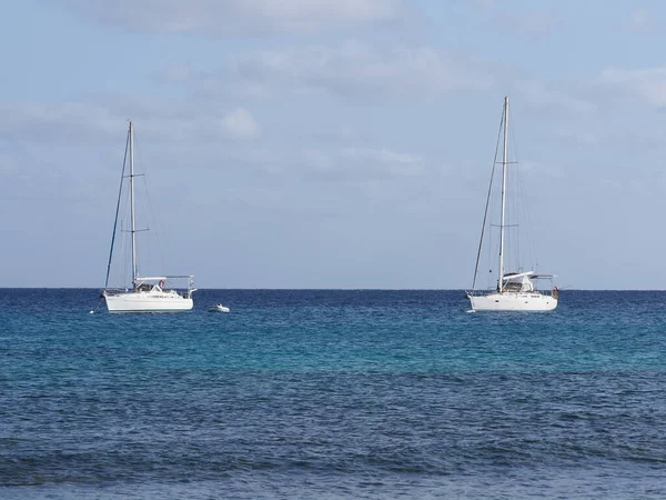 Δύο Λευκά Γιοτ Καθαρά Γαλαζοπράσινα Νερά Του Ατλαντικού Ωκεανού Τοπία — Φωτογραφία Αρχείου