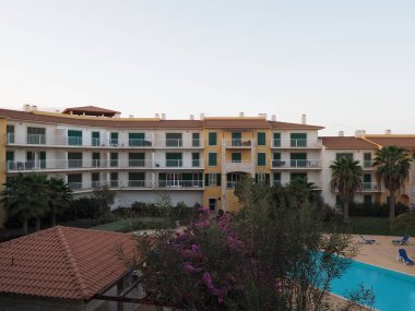 Cape Verde 'deki Afrika Sal Adası' nda 2019 'da güneşli bir bahar gününde açık mavi gökyüzü olan binalar ve egzotik ağaçlar..