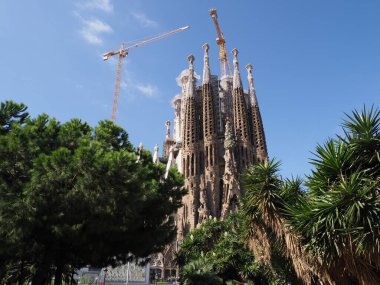 BARCELONA, SPAIN SEPTEMBER 2019: Sagrada Familia 'nın ünlü katedrali, Avrupa' nın Katalonya bölgesinde yapım aşamasında, güneşli yaz gününde açık mavi gökyüzü.